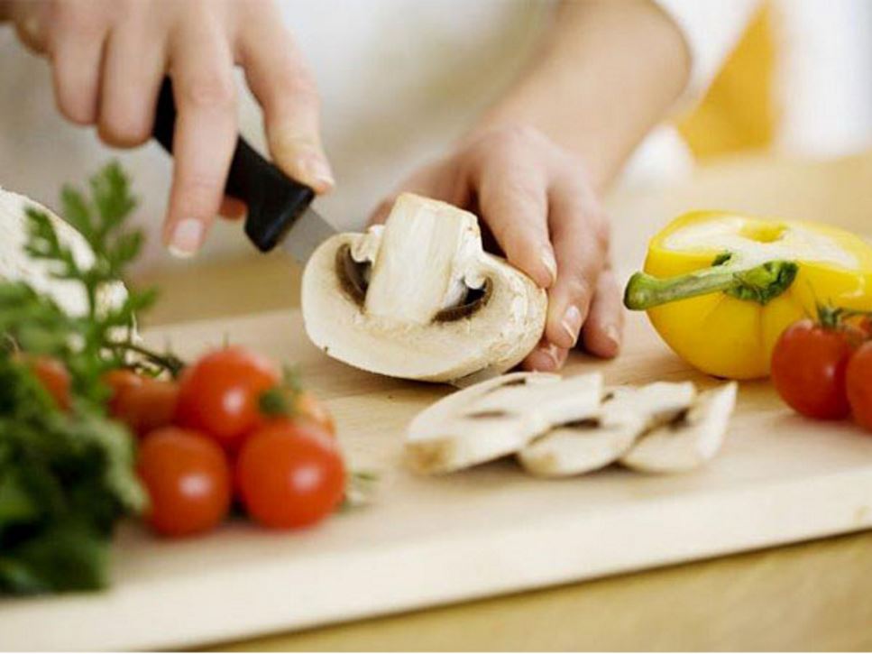 Use different cutting boards for raw meat and vegetables 